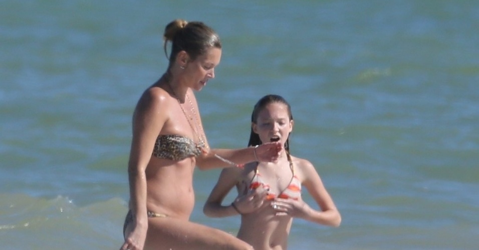 http://imguol.com/c/entretenimento/2015/01/03/2jan2014---a-modelo-britanica-kate-moss-de-40-anos-e-flagrada-deixando-o-mar-de-trancoso-com-a-filha-1420280847944_956x500.jpg