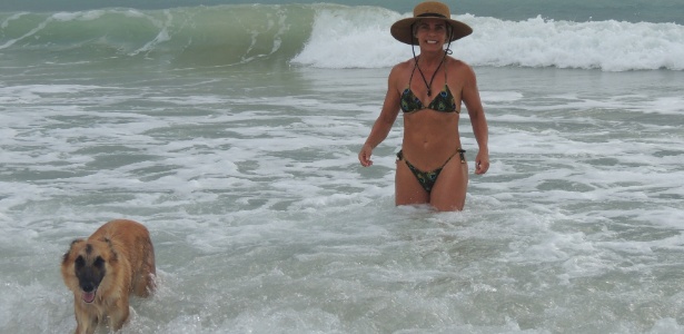 Aos 62 anos, Bruna Lombardi posa com um dos seus cães, Gaia, no mar de Trancoso