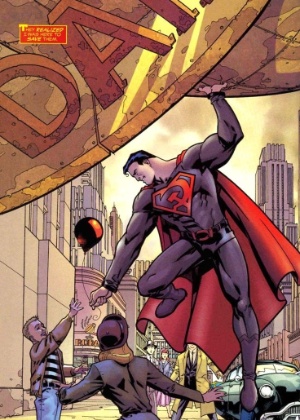 Em lugar do S, que significa Esperança no planeta Krypton, Superman leva orgulhosamente no peito uma foice e um martelo, símbolo da União de Repúblicas Socialistas Soviéticas