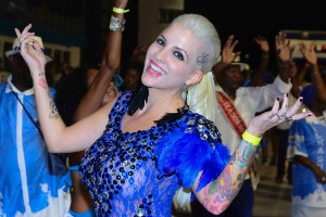 Ex-BBB Clara abusa da transparência no ensaio técnico da Nenê, em SP (CPress/Divulgação)