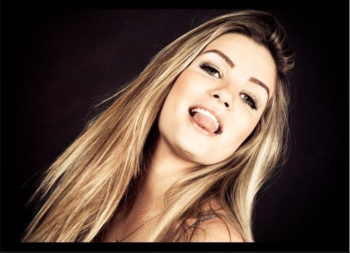 Fotos sensuais de Aline BBB 15 fasendo pose sexy.