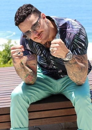 Felipe Titto estreia como apresentador do reality show