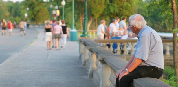 Uma das soluções para enfrentar o medo de envelhecer sozinho é criar laços sociais