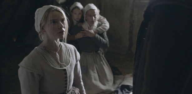 Anya Taylor-Joy e Kate Dickie (ao fundo) em cena de "The Witch", de Robert Eggers