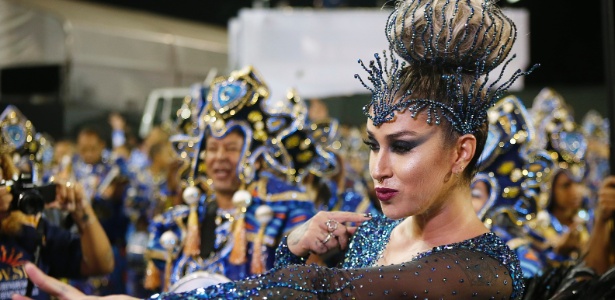 Dani Bolina desfila à frente da bateria, no Anhembi, em São Paulo
