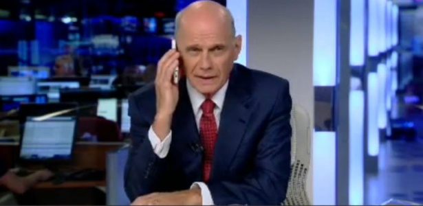 Ricardo Boechat "fala com a mãe" durante jornal e ironiza políticos