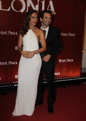 Acompanhada do namorado, o ator Sérgio Siviero, Camila Pitanga posa elegante no tapete vermelho da festa de "Babilônia", no Copacaba Palace, no Rio