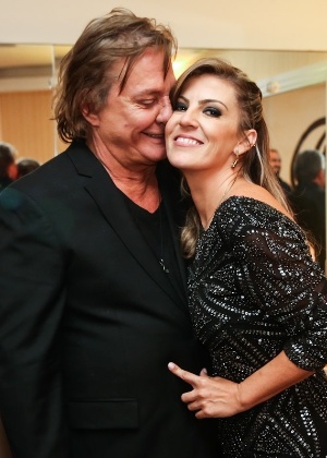 13.mar.2015 - F&aacute;bio Jr. com a namorada, Fernanda Poscucci, no camarim de seu show em SP