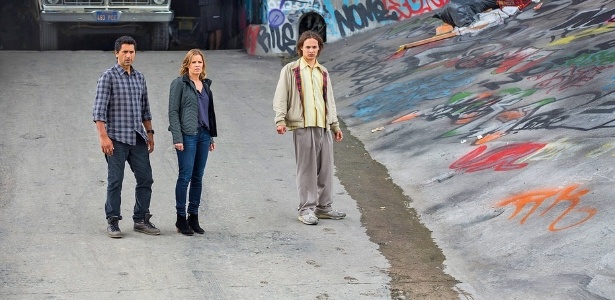 Cliff Curtis, Kim Dickens e Frank Dillane em cena da série derivada de "The Walking Dead"