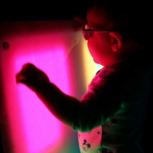 Terapia encoraja crianças cegas a se aventurarem nas brincadeiras