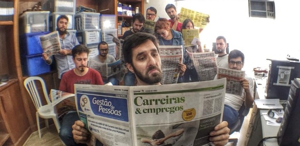 No Facebook, Rafinha Bastos publica uma foto lendo o caderno de empregos do jornal com a sua equipe ao fundo: "E lá vamos nós!", escreveu o humorista