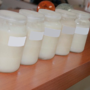 No Brasil, a doação de leite materno é altruísta e a comercialização é proibida