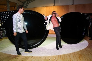 13abr2015 aos 67 anos iggy pop mostra boa forma ao ficar sem camisa na spfw o astro do rock participou de uma acao de uma marca de oculos no primemiro dia da semana de moda
