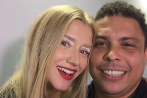 13abr2015 ronaldo e celina locks posa no backstage do desfile da cavalera antes da modelo desfilar o ex jogador e a modelo participaram de uma gravacao de verdades secretas