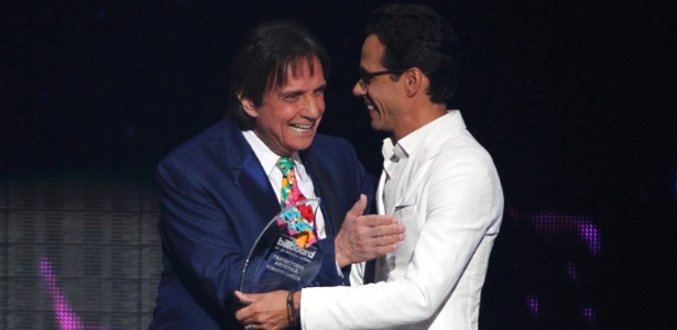 Roberto Carlos recebe do cantor Marc Anthony o prêmio pelo conjunto de sua carreira no Latin Billboard Awards, em Miami