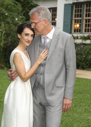 PHOTO RIO NEWS 23.mai.2015 - Recém-casados, Maria Prata e Pedro Bial posam em Petrópolis, na região serrana do Rio de Janeiro