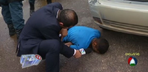 28mai2015---reporter-da-record-tenta-ent