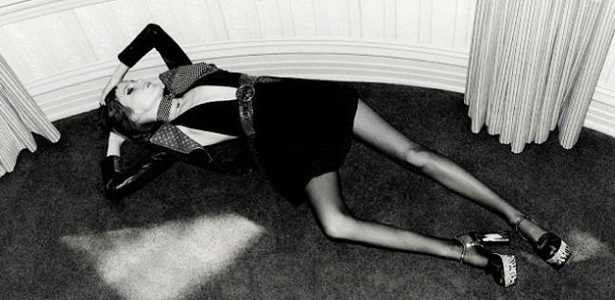 Campanha Yves Saint Laurent com modelo magra gera polêmica
