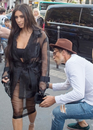 Homem tenta beijar bumbum de Kim Kardashian em Paris