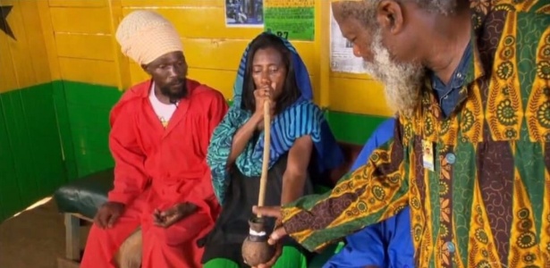 1.jul.2016 - Glória Maria visita tribo rastafári na Jamaica e fuma maconha