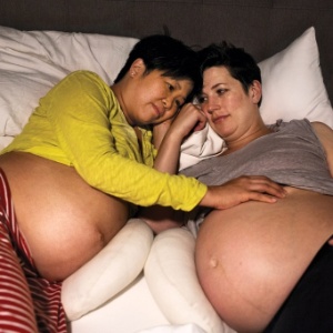 Kate Elazegui e Emily Kehe ficaram grávidas ao mesmo tempo