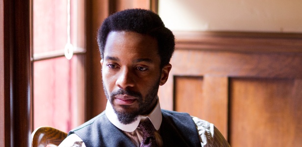 Andre Holland é o médico Algernon Edwards na série 