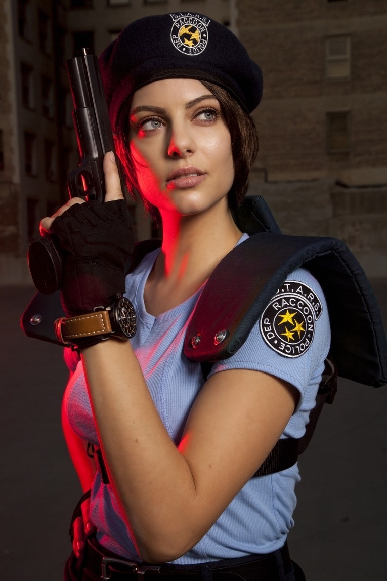 Modelo de Jill Valentine faz cosplay da personagem em ensaio