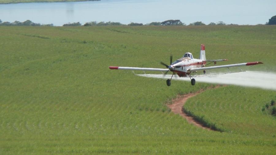 Pulverização aérea no município de Santo Inácio, Paraná. 