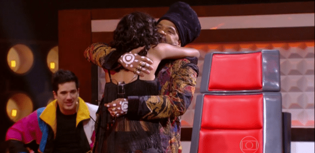 11.nov.2015 - Carlinhos Brown salva Adna Souza no "The Voice Brasil" 11.nov.2015 - Carlinhos Brown salva Adna Souza no "The Voice Brasil"