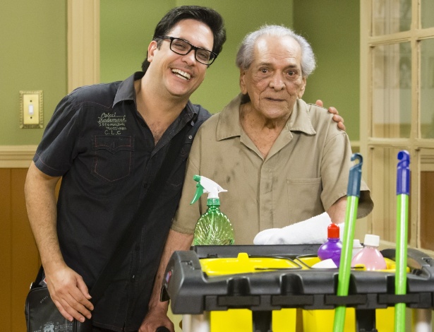 Lucinho com o pai, Lúcio Mauro, nos bastidores da "Escolinha do Prof. Raimundo"