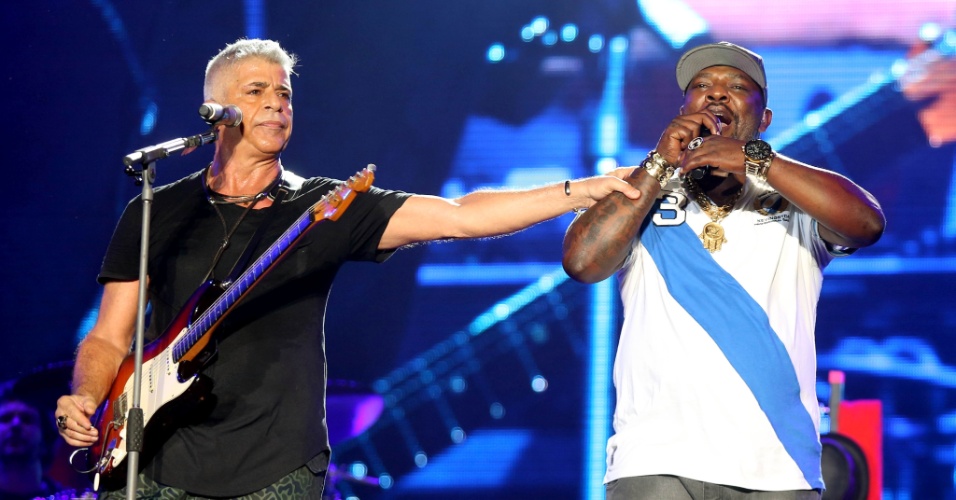 http://imguol.com/c/entretenimento/6a/2015/09/26/26set2015---lulu-santos-canta-com-mr-catra-no-sexto-dia-do-rock-in-rio-2015-1443310275157_956x500.jpg