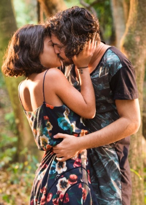  Miguel (Gabriel Leone) e Olívia (Giullia Buscacio) se beijam em "Velho Chico"