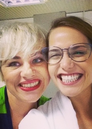 Karine Teles posa com Letícia Colin nos bastidores da novela &quot;A Regra ... - karine-teles-posa-com-leticia-colin-nos-bastidores-da-novela-a-regra-do-jogo-1439403752537_300x420