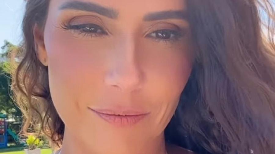 Deborah Secco empina o bumbum com biquíni fio-dental e curte folga