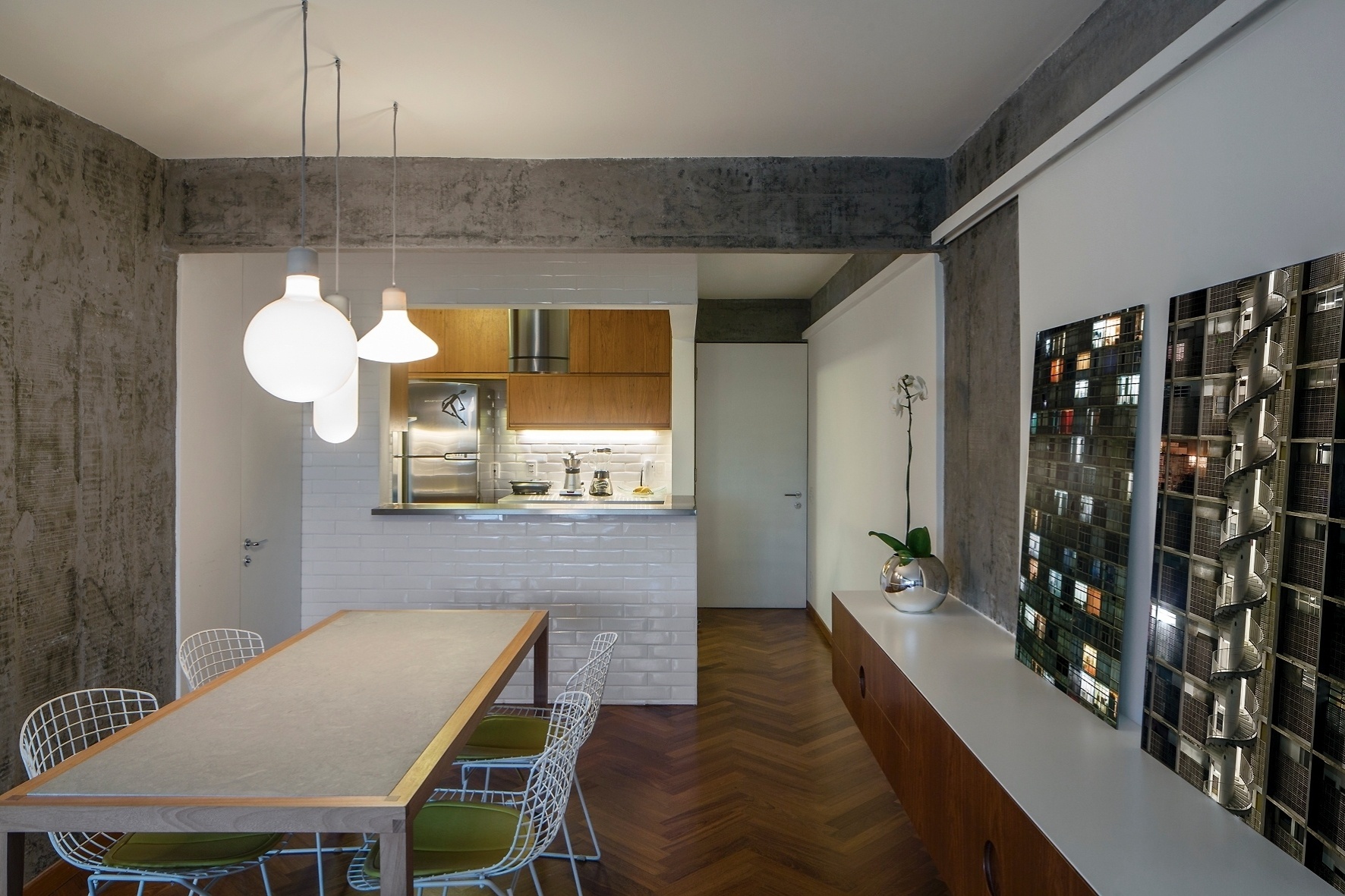 #936E38 do apartamento ft de 90m2 foi totalmente integrado para uso de 1772x1181 px Projetos De Cozinha Com Passa Prato #267 imagens