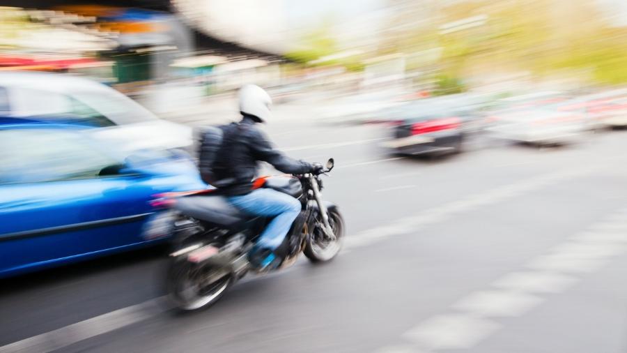 único motociclista de desenho de linha usando capacete, andando de moto na  estrada de asfalto. jovem