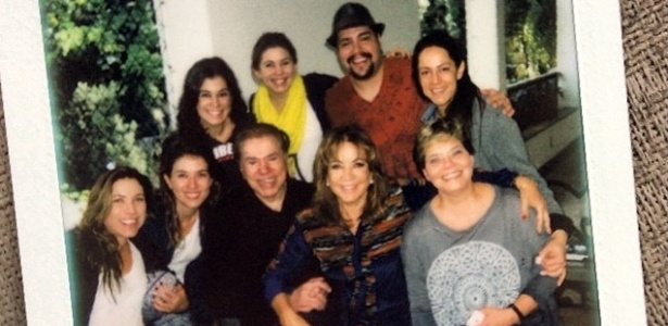 Reprodução/Instagram Silvio Santos posa ao lado da mulher Íris Abravanel, do neto Tiago, e das seis filhas (esq. para dir.): Patrícia, Rebeca, Renata, Daniela, Silvia e Cíntia