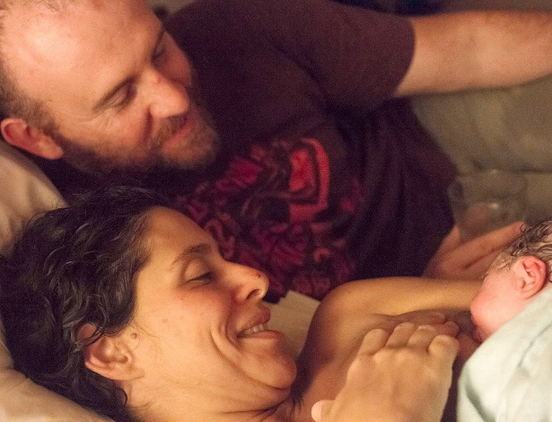 Clarissa (na foto com o marido) aprendeu hipnose e usou as técnicas no parto da filha