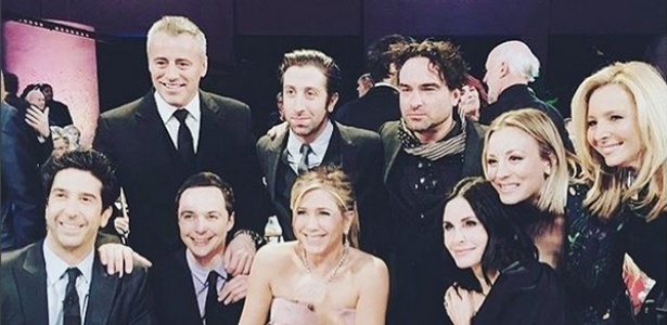 Elenco de "Friends" se reúne para gravar especial e posa com atores de "The Big Bang Theory"