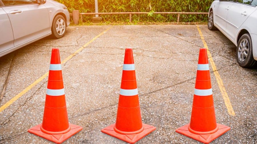 Cone e placa fake: como é a reserva ilegal de vaga de estacionamento