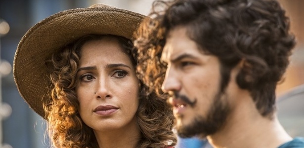 Tereza (Camila Pitanga) quer evitar romance proibido do filho, Miguel (Gabriel Leone)