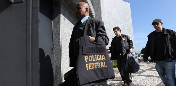 28.jun.2016 - Movimentação de agentes da Polícia Federal na sede da PF na Lapa, na zona oeste de São Paulo, que deflagrou a Operação Boca Livre para apurar fraudes na Lei Rouanet