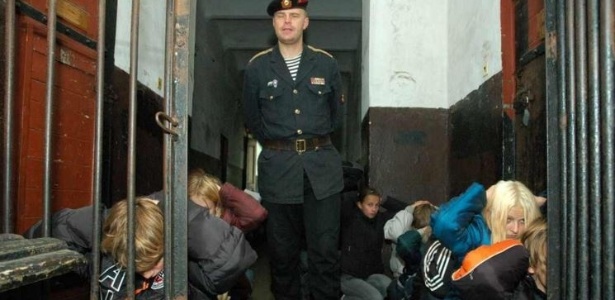 Na prisão de Karosta, os visitantes são maltratados pelos guardas