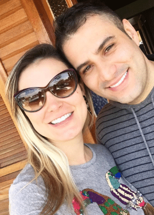 Andressa posa com seu ex-marido e atual noivo