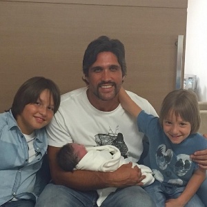 O cantor Léo mostra foto com o filho José, que nasceu no domingo (18), no colo