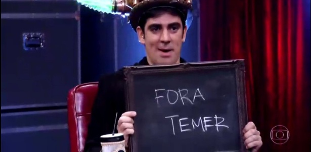 Marcelo Adnet escreve Fora Temer durante brincadeira com Alexandre Nero no "Adnight" 