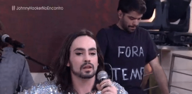 Tecladista do músico Johnny Hooker usa camisa com "Fora Temer" na Globo