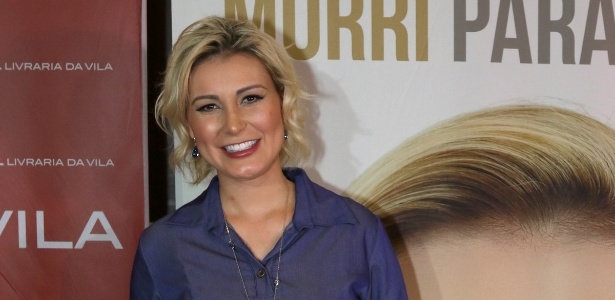 Andressa Urach posa com um exemplar de sua biografia, "Morri para Viver", durante lançamento em São Paulo