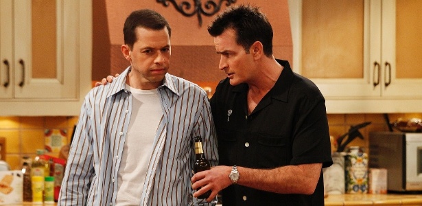 Jon Cryer e Charlie Sheen em cena de "Two and a Half Men"