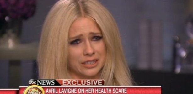Avril Lavigne chora ao lembrar do auge da doença, que a deixou cinco meses de cama